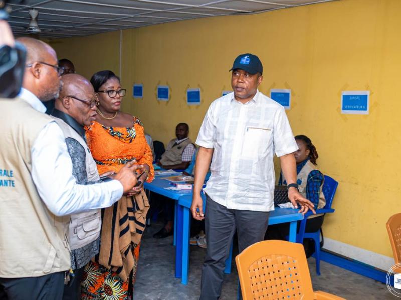 Le président de la CENI, Denis Kadima dans un bureau de réception et de traitement des candidatures 