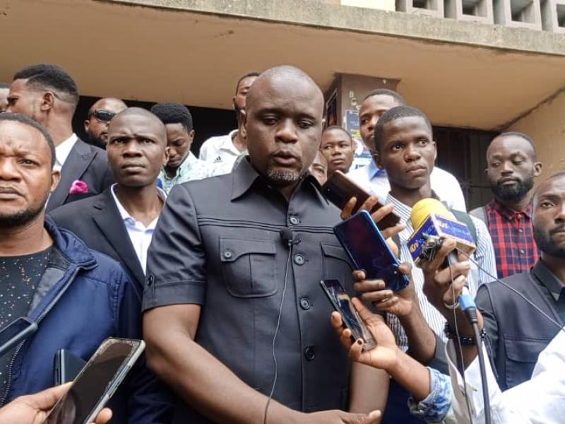 Le Lobbyste-stratège Patrick Onoya s'exprime devant la presse après une conférence-débat qu'il animée avec les étudiants de la Faculté des sciences administratives et Politiques de l'UNIKIN.