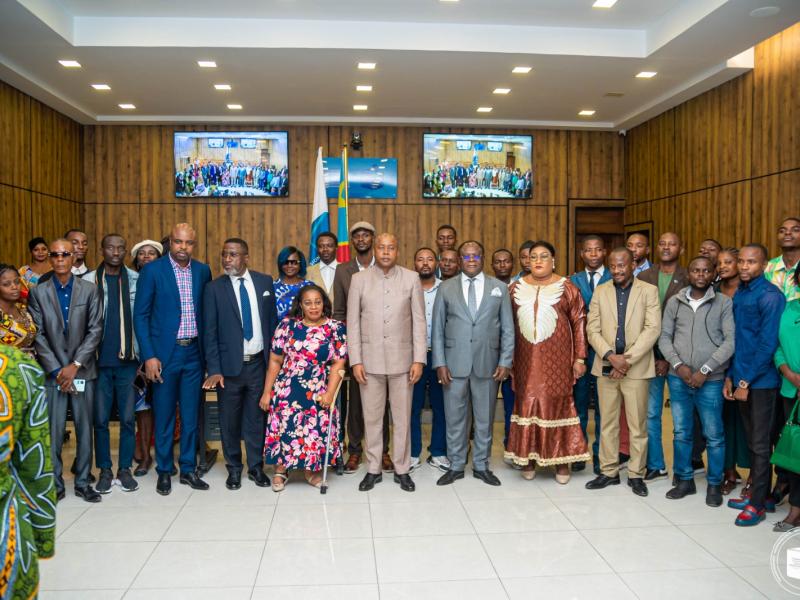 Le président de la CENI, Denis Kadima pose avec la ministre Irène Esambo entouré des membres du bureau de la centrale électorale.