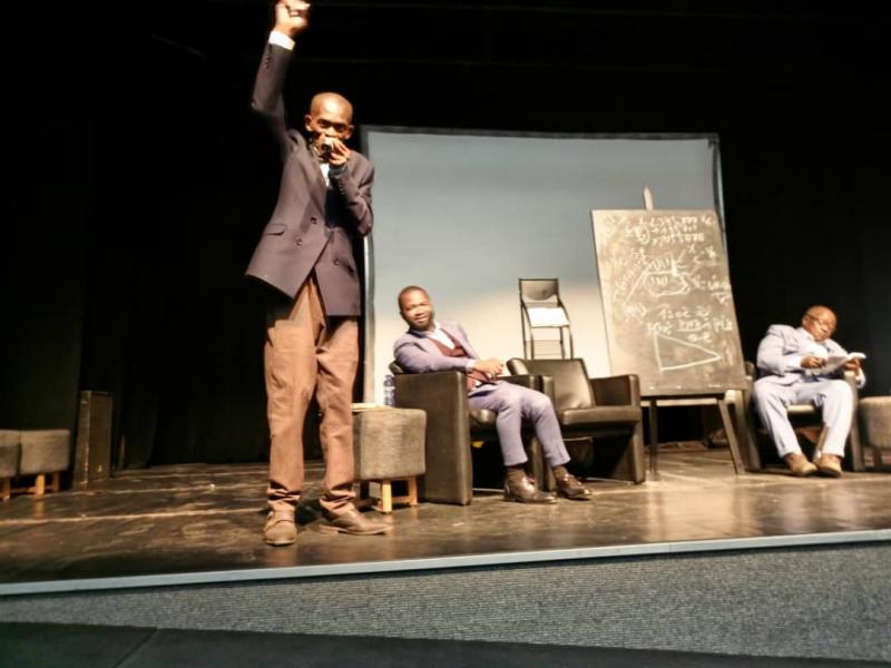 Eddy Malou en pleine présentation de son ouvrage intitulé "La Congolexicomatisation".