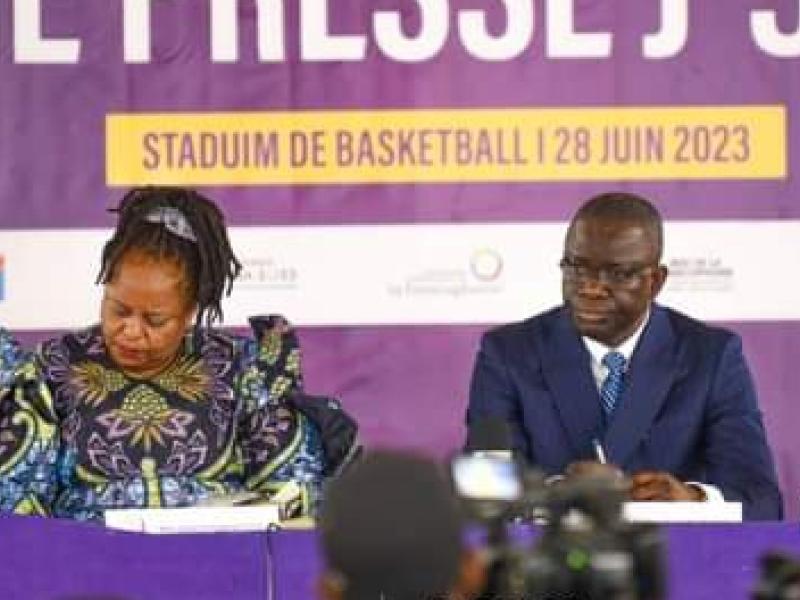 La ministre de la culture, Catherine Katungu Fuhara et le Directeur du CNJF, Isidore Kwandja Ngembo.