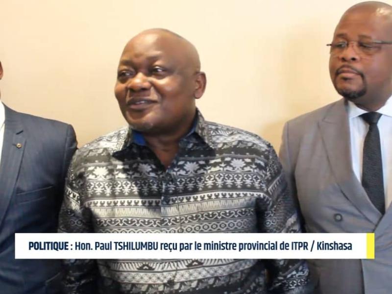 Placé au milieu, le député Paul Tshilumba répond à la presse après l'échange avec le ministre des ITPR.
