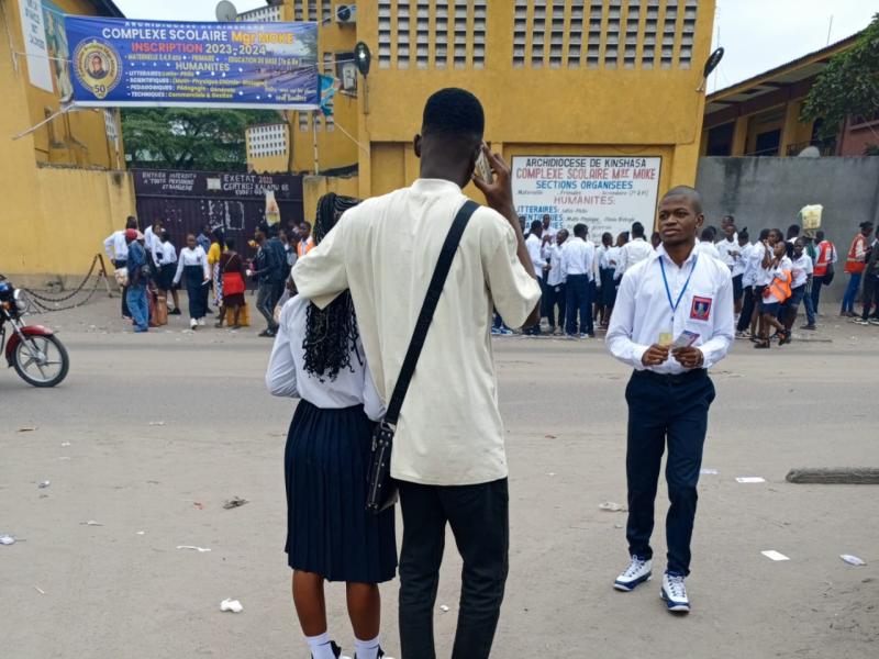 Les finalistes aperçus devant CS Moke, après la passation des épreuves de la session ordinaire de l'examen d'État, jeudi 29 juin 2023.