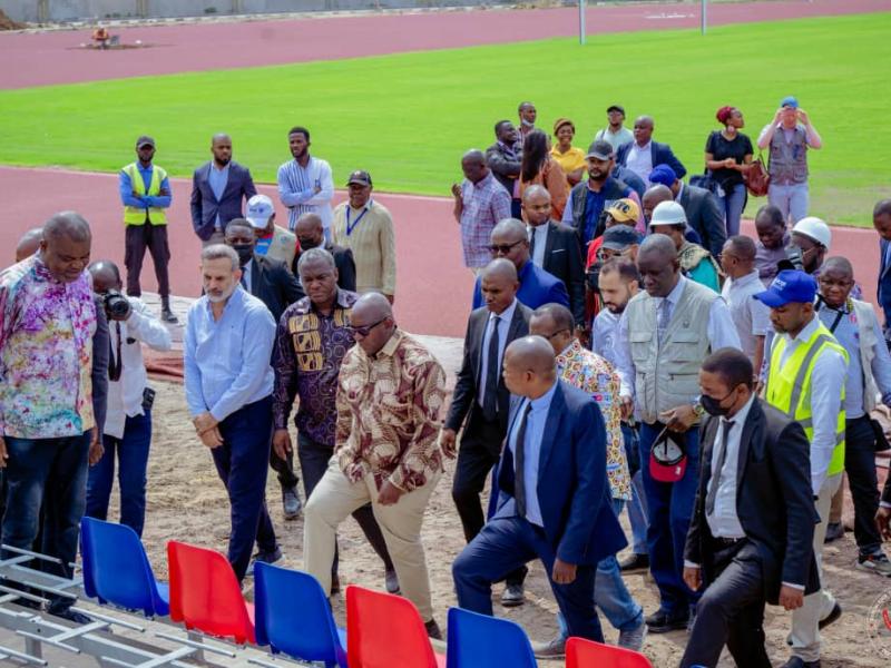 Le Premier ministre au stade Tata Raphaël de la Kethule en pleine visite des travaux.