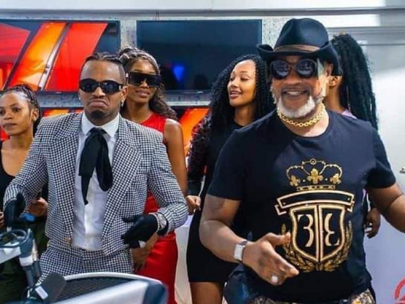 Diamond Platnumz et Koffi Olomide lors d'une émission en Tanzanie.