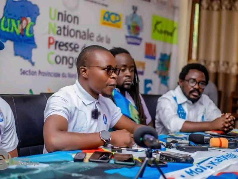 Espoir Ngalukiye lors d'une conférence de presse à Goma.
