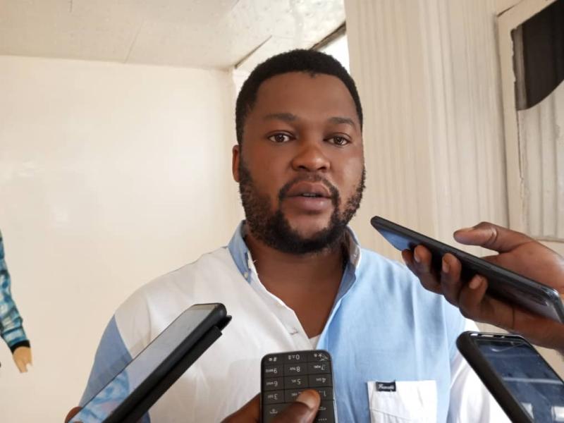 Emany Kolongo devant la presse