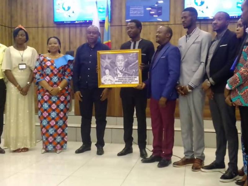 Le président de la CENI, Denis Kadima pose avec quelques formateurs à la clôture de l'atelier national de validation du glossaire électoral en langue des signes congolaise.