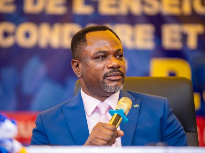 Le ministre de l'EPST Tony Mwaba devant les chefs d'établissements scolaires publics et privés.