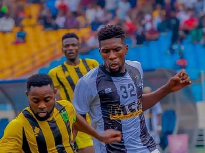 Jephte Kitambala en duel avec l'ancien capitaine de VClub, Patou Ebunga. [Photo d'illustration]