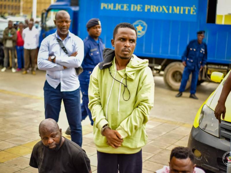 Christian Ngala Lomana, allias Bidou, présumé kidnappeur qui a révélé l'existence d'un réseau de trafic d'organes humains lors de leur présentation publique.