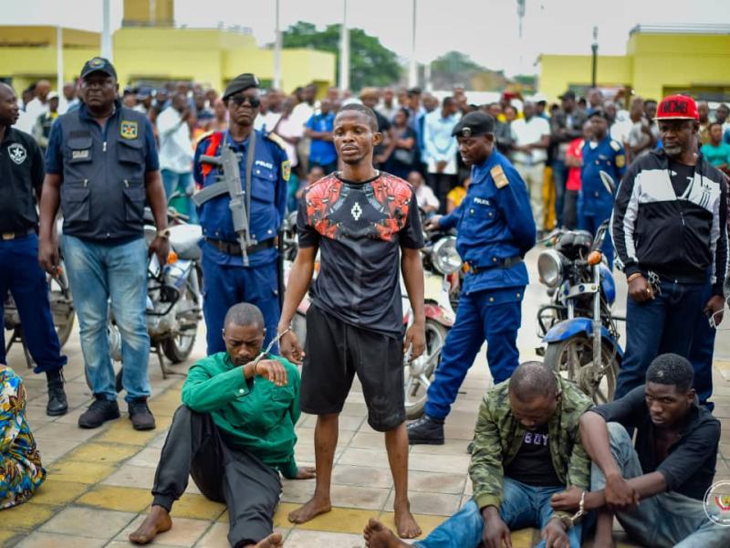 Un groupe de bandits présentés à Kinshasa devant le VPM de l'intérieur Peter Kazadi.