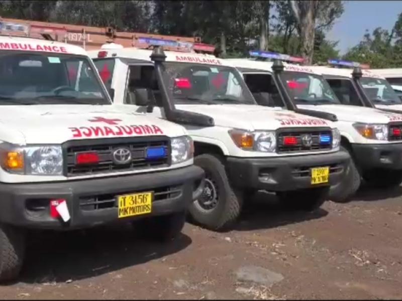 Les quatre véhicules ambulances flambant neufs réceptionnés par le gouverneur militaire à Goma.