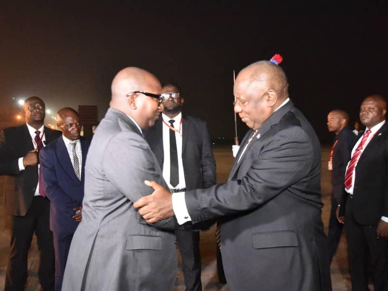 Le Président Sud-africain accueilli par le PM Sama Lukonde à l'aéroport international de Ndjili