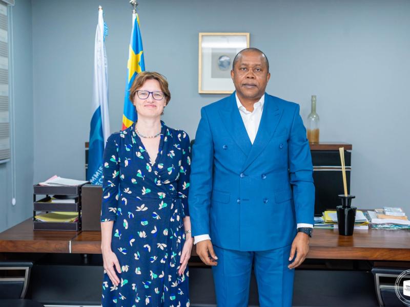 L'ambassadrice de la Grande-Bretagne en RDC, Mme Alyson King et le président de la CENI, Denis Kadima