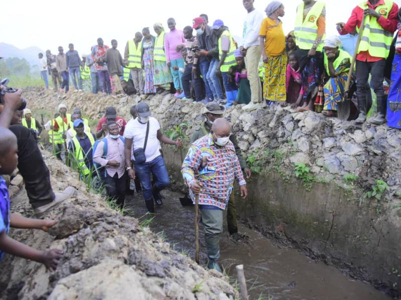 Le ministre d'État en charge du Budget Aimé Boji Sangara palpe du doigt l'évolution des travaux de drainage du Marais de Karhongo.