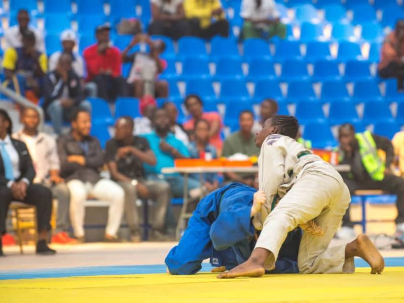 Deux judokates congolaise en combat, au Gymnase du stade des martyrs.