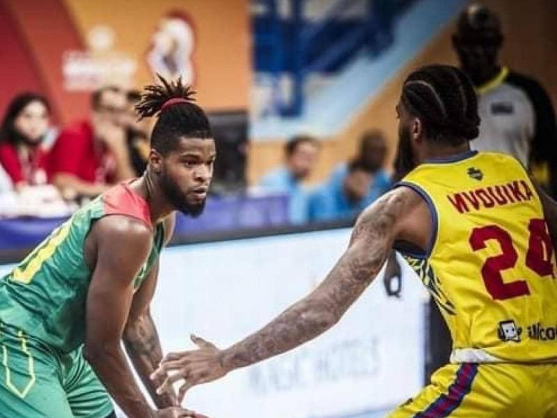 Un basketteur congolais en duel avec celui du Cameroun.