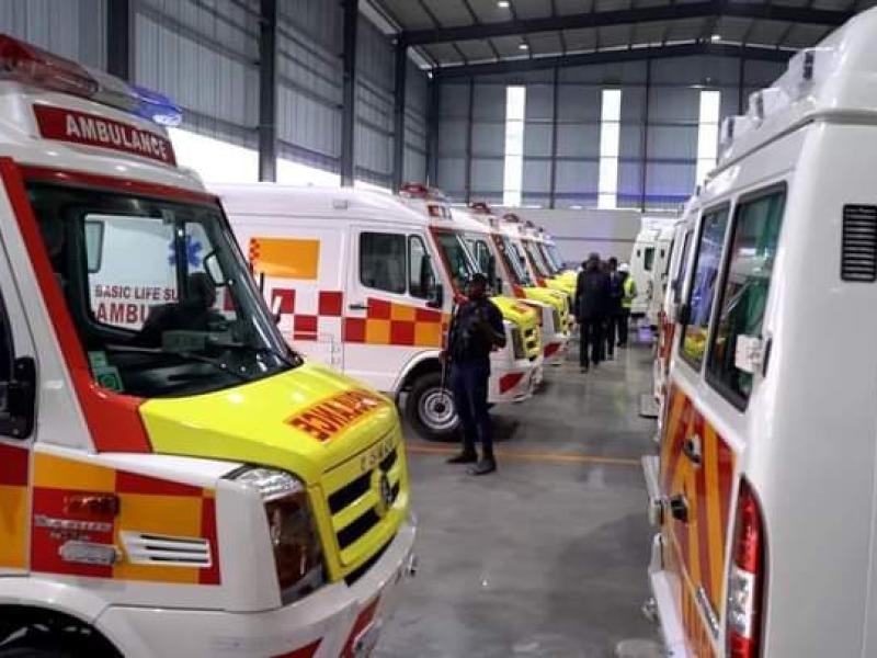 Les ambulances du CNJF à l'entrepôt de l'usine de montage de Mercedes à Kinshasa.