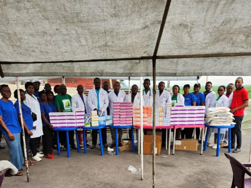 Les médecins de l'UNC présentent les médicaments qui ont accompagné leur campagne à Mont Amba