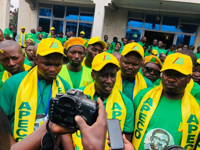 Le député national Ayobangira Safari accompagné de plusieurs cadres de son parti devant la presse.