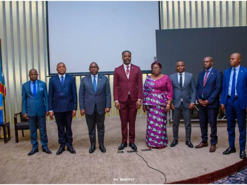 Le premier ministre Sama Lukonde et le ministre Tony Mwaba, entourés des cadres de l'EPST lors du lancement de l'outil numérique de suivi de l'effectivité de la paie des enseignants.