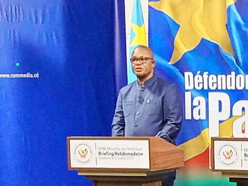 Le VPM de l'intérieur, Peter Kazadi lors du briefing co-animé avec les ministres de médias et le vice-ministre de la santé