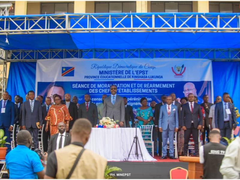 Le ministre de l'EPST Tony Mwaba devant une panoplie de chefs d'établissements scolaires publics et privés de la province éducationnelle de Lukunga.