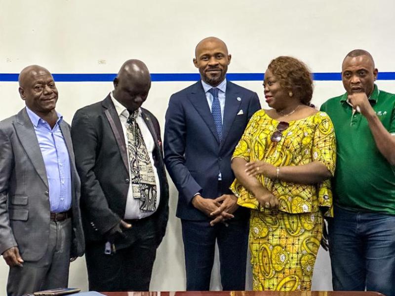 Le ministre des médias Patrick Muyaya et les membres de la délégation syndicale de la RTNC.