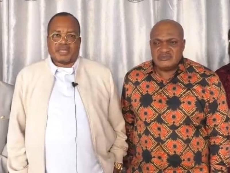 Les membres du haut conseil des églises de réveil lassant un message de solidarité à Godé Mpoyi