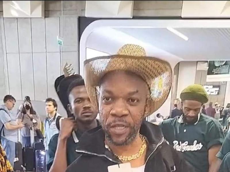 Manda Chante et ses musiciens à l'aéroport Roissy Charles de Gaulle à Paris. [Photo d'illustration]