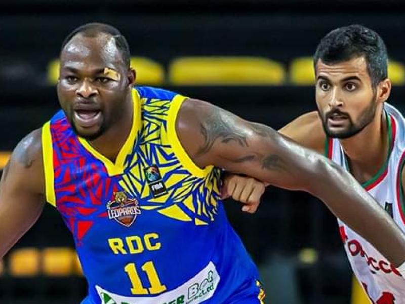 Pitchou Manga en duel avec un basketteur marocain.