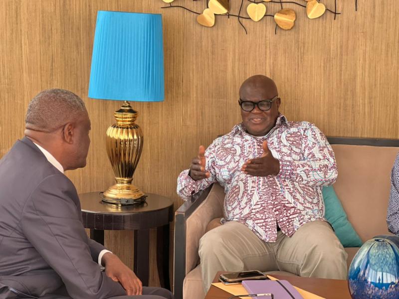 Le Dr Denis Mukwege et le président du MPCR Jean-Claude Vuemba au cours d'un entretien.