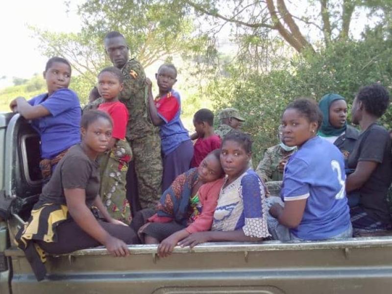 Les désormais ex-otages des ADF libérés par la coalition FARDC-UPDF dans la vallée de Mwalika.
