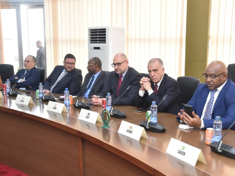 Les diplomates des pays étrangers accrédités en RDC lors d'une réunion avec le Premier Ministre, mardi 18 juillet 2023.