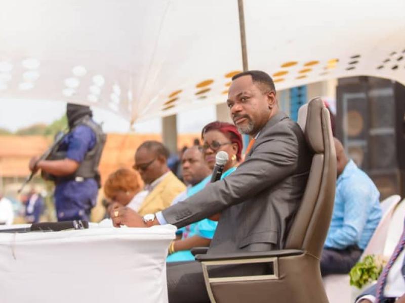 Le ministre de l'EPST Tony Mwaba devant les chefs d'établissements scolaires publics et privés de Mbanza Ngungu, Kongo Central.