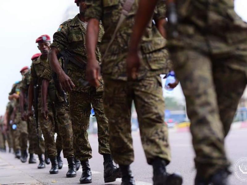 Les militaires de la garde républicaine en pleine marche de dissuasion et d'endurance à Kinshasa.
