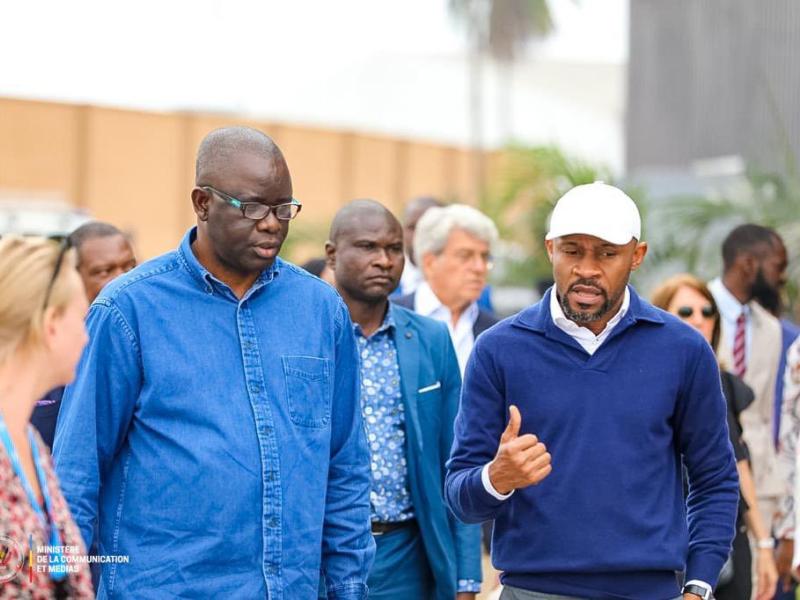Le ministre des médias, Patrick Muyaya échange avec le directeur Isidore Kwandja lors d'une descente, jeudi 20 juillet, sur le site retenu pour les IXe Jeux de la francophonie