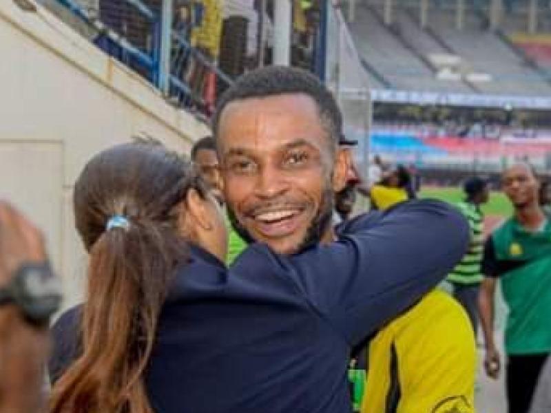 Peter Mutumosi en accolade fraternelle avec la présidente de VClub Bestine Kazadi.