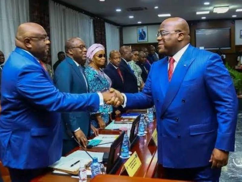 Le Président Félix Tshisekedi salue le VPM Jean-Pierre Bemba au cours d'une réunion du conseil des ministres.
