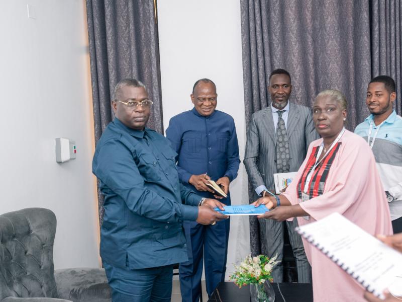 Le 1er vice-président de la CENI reçoit le rapport de la mission conjointe africaine d'observation électorale.