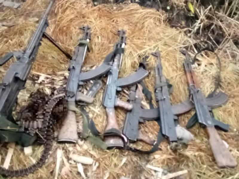 Les armes de guerre récupérées par la coalition FARDC-UPDF lors des combats qui l'ont opposé aux terroristes ADF/MTM dans la vallée de Mwalika.