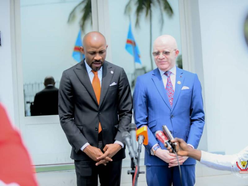 De gauche à droite: Les porte-paroles des gouvernements de la RDC et du Congo Brazzaville.