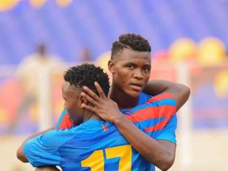 Deux Léopards juniors en accolade fraternelle lors de Fatshi Cup au stade des martyrs. [Photo d'illustration]