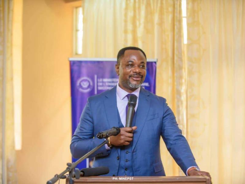 Le ministre Tony Mwaba devant les syndicalistes à Mbuela Lodge, à Kinshasa