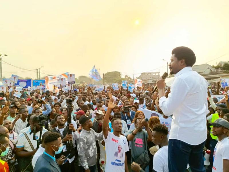 Constant Mutamba en plein meeting devant une foule à la Tshangu