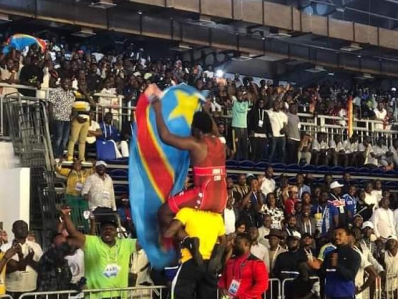 Le lutteur congolais, Aaron Mbo en pleine célébration de sa victoire au gymnase Tata Raphaël.