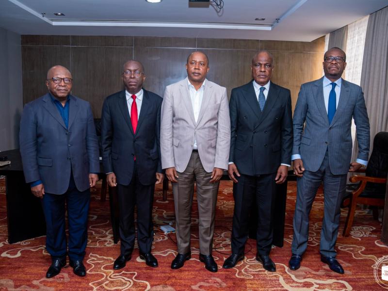 Le Président de la CENI, Denis Kadima, placé au milieu entre les leaders politiques de l'opposition au Fleuve Congo Hôtel