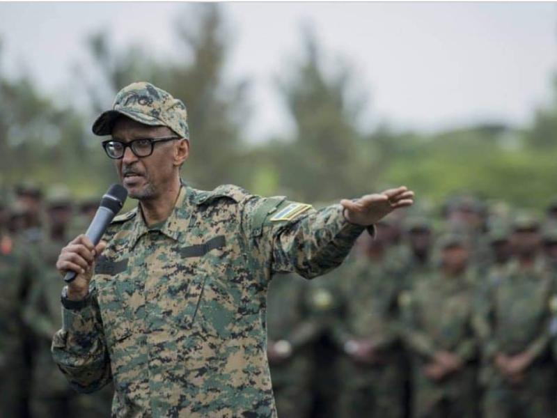 Paul Kagame en parade militaire