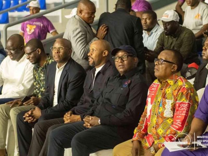 Sama Lukonde aux côtés de François Kabulo, Patrick Muyaya, Isidore Kwandja et d'autres personnalités au gymnase du stade des martyrs